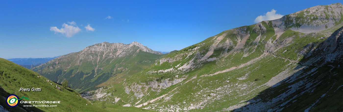 19 Vista panoramica sul primo tratto del Sentiero dei fiori alto-Sent. 244.jpg